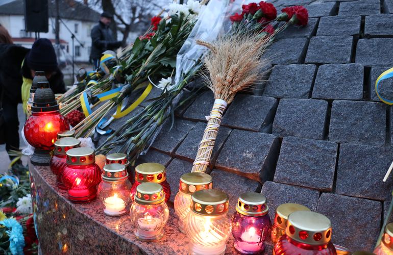 В Житомире свечами и колосками почтили память жертв Голодомора. ФОТО