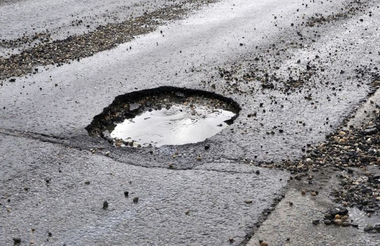 На Житомирщине подрядчик некачественно отремонтировал дорогу и украл более 300 тыс. грн