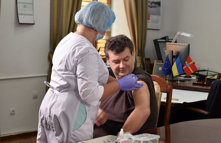 Председатель Житомирской ОГА прямо в кабинете сделал прививки и запустил новый флешмоб. ВИДЕО