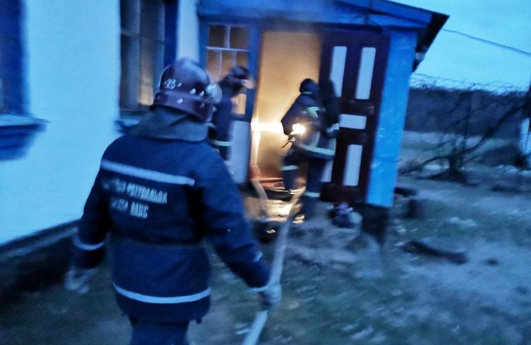 На Житомирщине женщина подожгла свой дом, пытаясь разжечь печь бензином