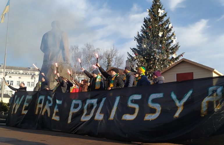 Фанаты ФК «Полесье» пришли под стены Житомирской ОГА с требованием сохранить команду. ФОТО