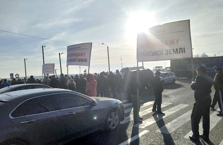 Противники продажи земли перекрыли автомагистраль Житомир-Бердичев. ФОТО