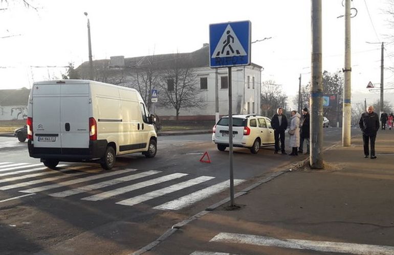 В Житомире на пешеходном переходе сбили женщину, пострадавшую забрала скорая. ФОТО