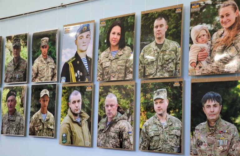 В здании житомирской мэрии открыли фотовыставку, посвященную воинам АТО