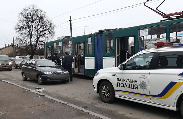 В Житомире легковушка сбила пешехода на трамвайной остановке. ФОТО