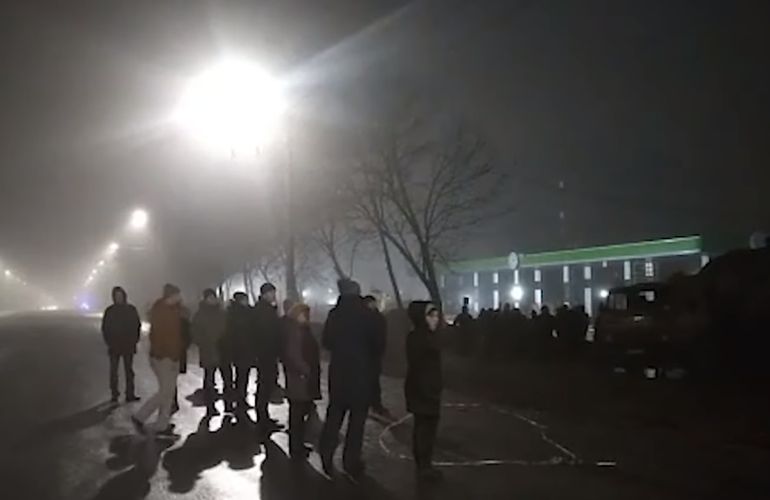 Ночные столкновения в Житомире: одного из протестующих машина сбила и протащила 30 метров. ВИДЕО