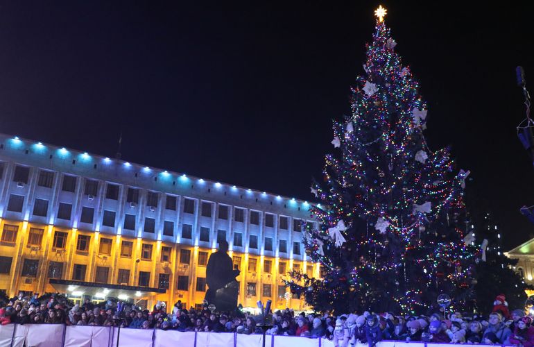 Километр гирлянд и 800 игрушек: в Житомире торжественно открыли главную новогоднюю елку. ФОТО