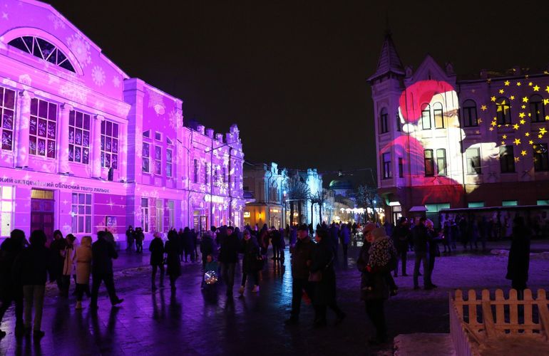 В Житомире на главной пешеходной улице каждый вечер проводят невероятное световое шоу. ФОТО