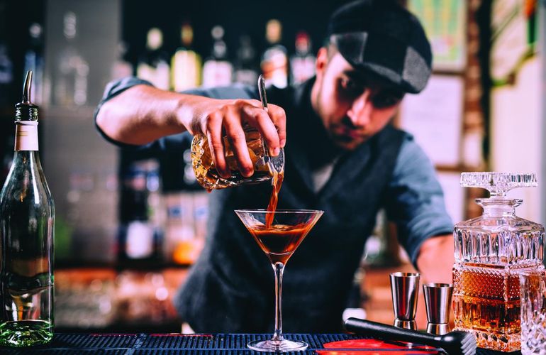 В Житомире посетители ночного клуба набросились на бармена и украли алкоголь