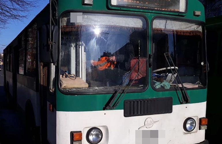 В Житомире на ходу загорелся троллейбус с пассажирами в салоне