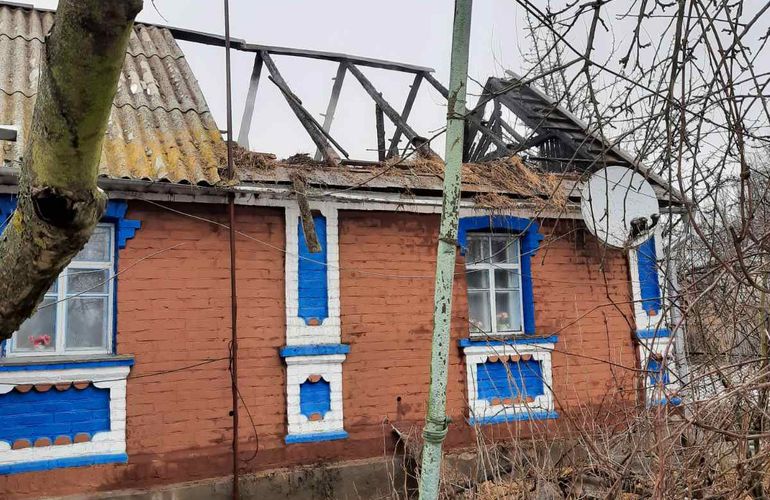 В Житомирской области мужчина получил ожоги, спасая свой дом от пожара
