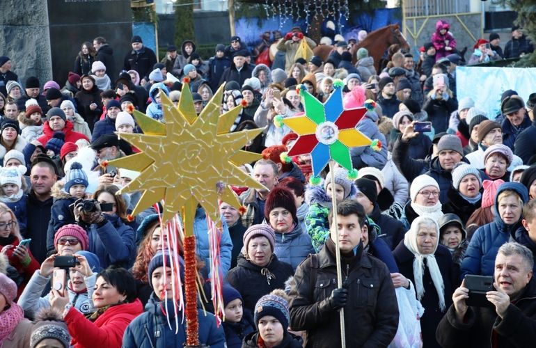 С колядками и звездами: по улицам Житомира прошло рождественское шествие. ФОТО