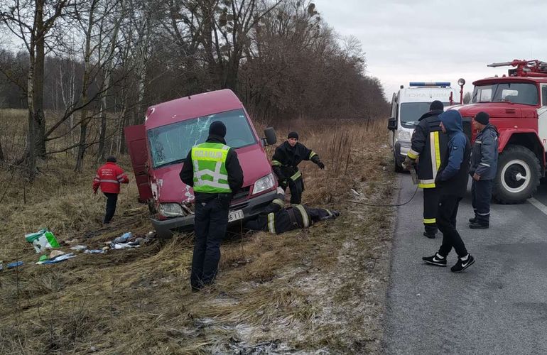 На трассе в Житомирской области перевернулся микроавтобус с пассажирами: погибла женщина. ФОТО