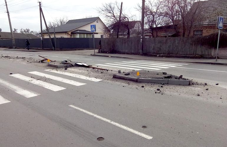 В Житомире автомобиль снес «островок безопасности», водитель заплатит штраф. ФОТО