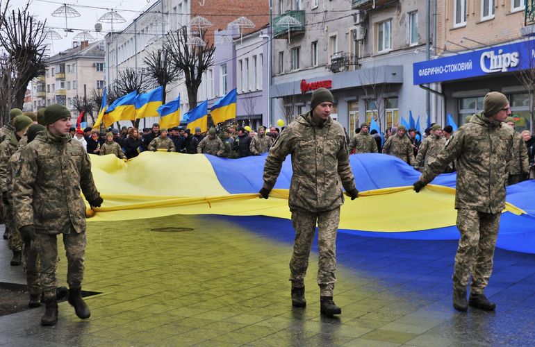 Флаги, улыбки и цветы: как житомиряне отметили День соборности Украины. ФОТОРЕПОРТАЖ