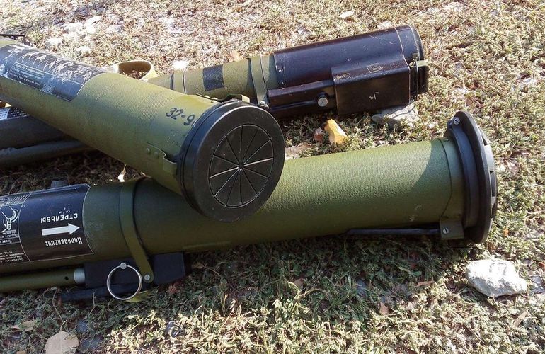 В Житомире неизвестные выбросили на мусорку противотанковые гранатометы. ФОТО