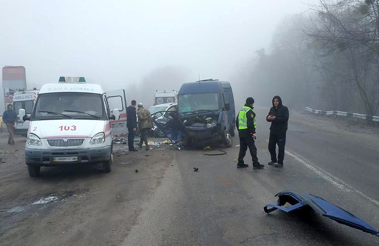 В ДТП на туманной трассе в пригороде Житомира пострадали 4 человек. ФОТО