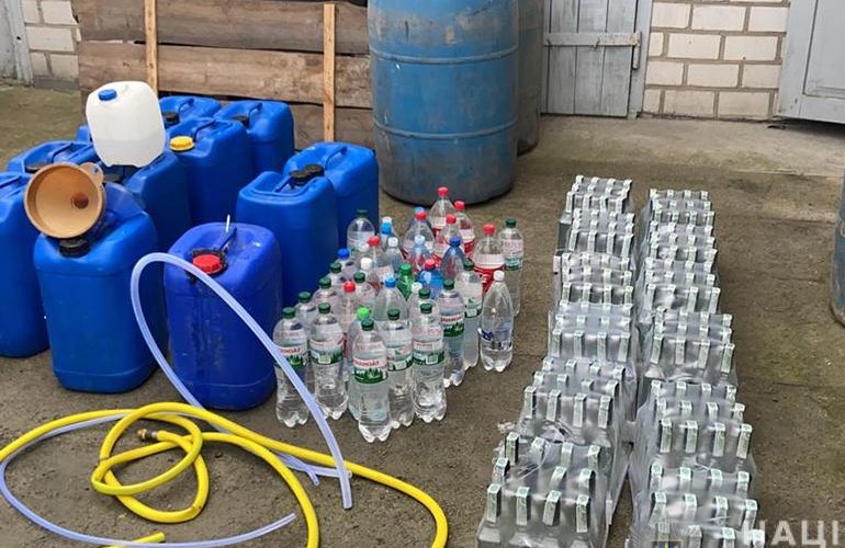 В подпольном цехе обнаружили 1200 литров спирта и 160 бутылок фальсифицированной водки