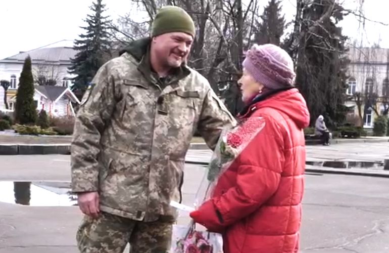 В Житомире военные поздравили пожилых женщин с праздником весны. ВИДЕО