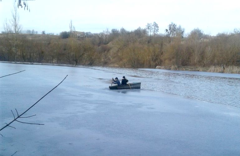На Житомирщине двое мальчишек на лодке застряли посреди реки
