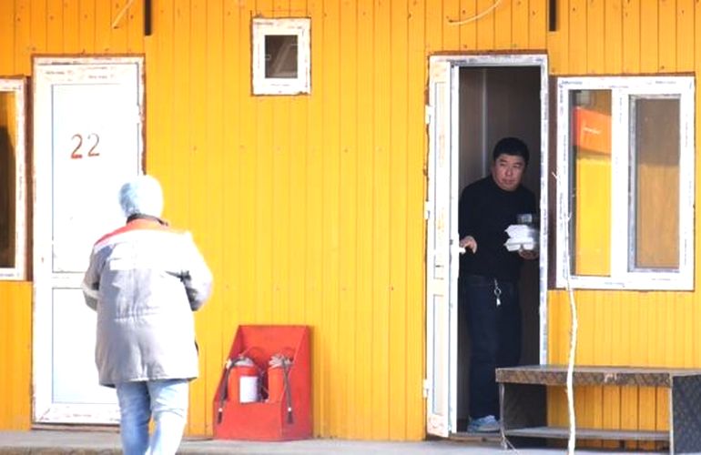 Полная изоляция: как китайцев отправили на карантин в Житомире