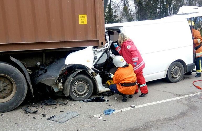 В Житомире водитель не заметил припаркованный грузовик и протаранил его. ФОТО