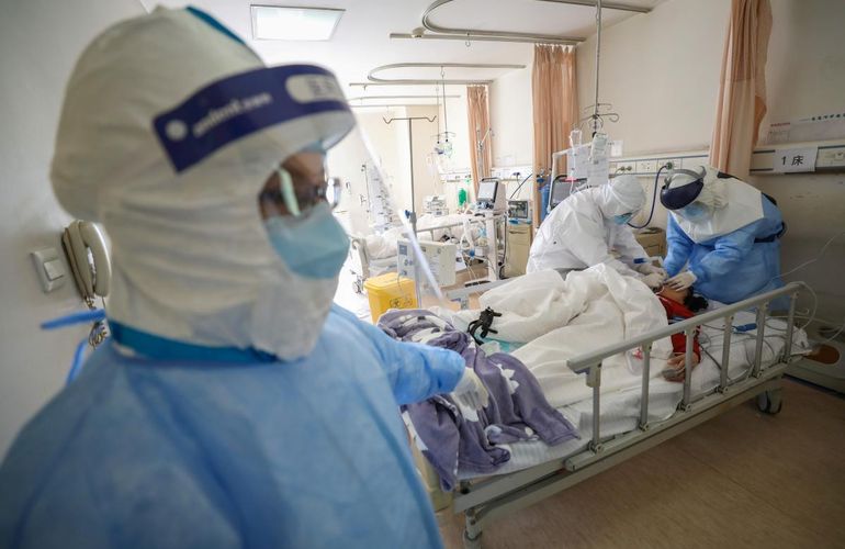 В Житомирской области госпитализировали супругов, контактировавших с умершей от коронавируса женщиной