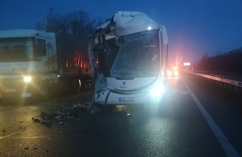На трассе в Житомирской области международный автобус попал в ДТП: есть пострадавшие. ФОТО