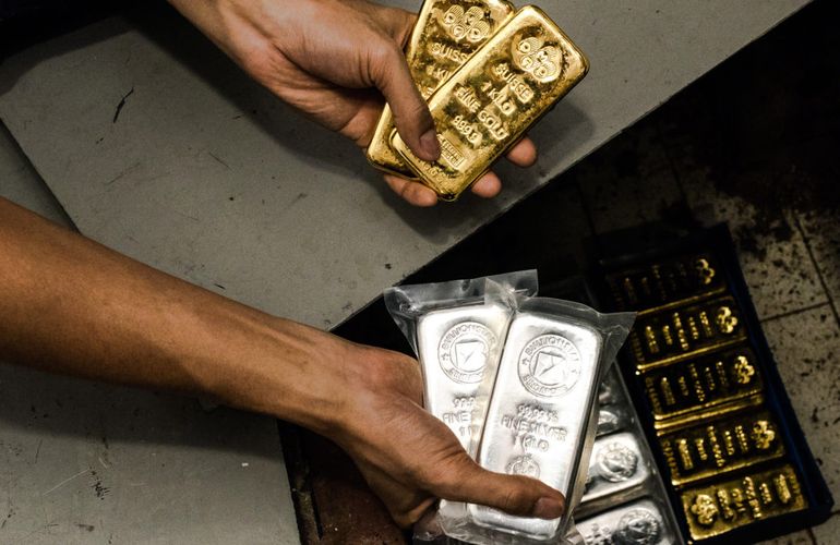 Фискалы изъяли 33 кг золота и серебра у ювелирной фабрики