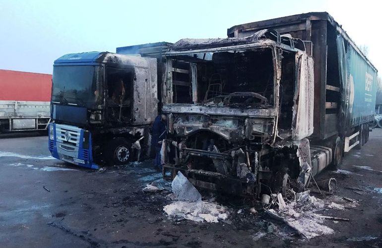 В Житомире на стоянке горели две фуры: один из грузовиков удалось спасти от огня