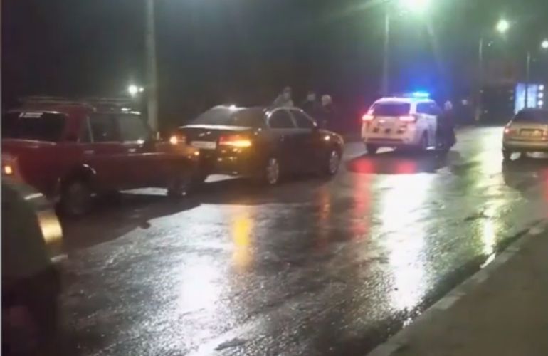 Массовое ДТП в Житомире: на путепроводе столкнулись сразу 5 машин. ВИДЕО