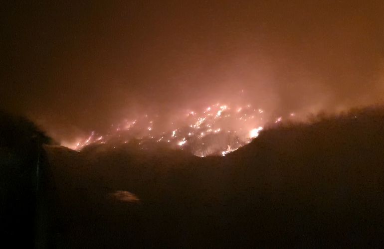 Пожарные ночью тушили мусорную свалку в Житомире