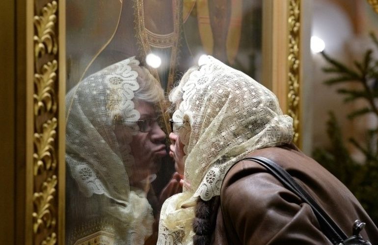 Власти Житомира из-за коронавируса призывают верующих не целовать иконы