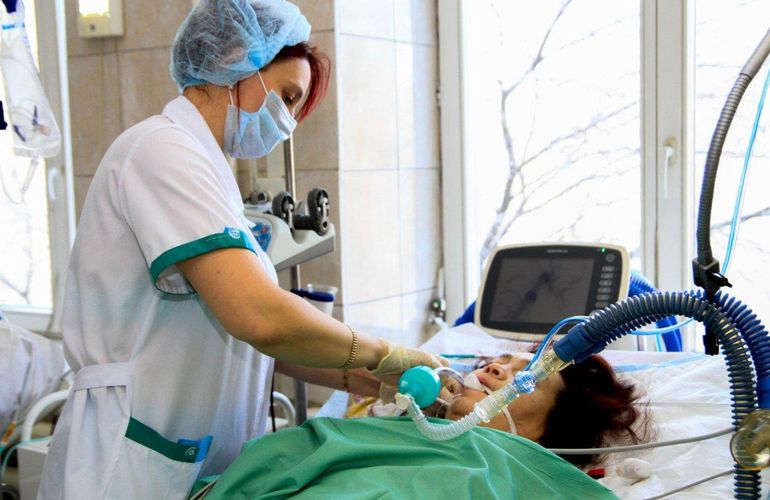У больной коронавирусом женщины ухудшилось состояние, ее подключали к аппарату искусственного дыхания