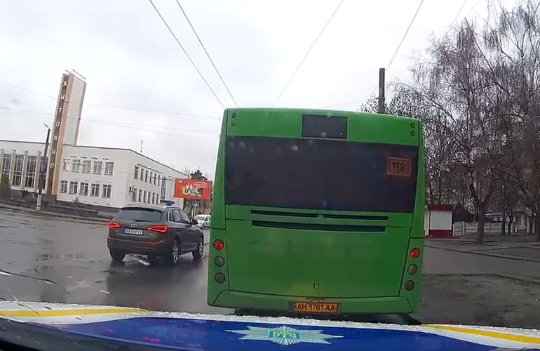 Мгновенная карма: в Житомире водитель автобуса проехал на красный свет и тут же был остановлен полицией. ВИДЕО