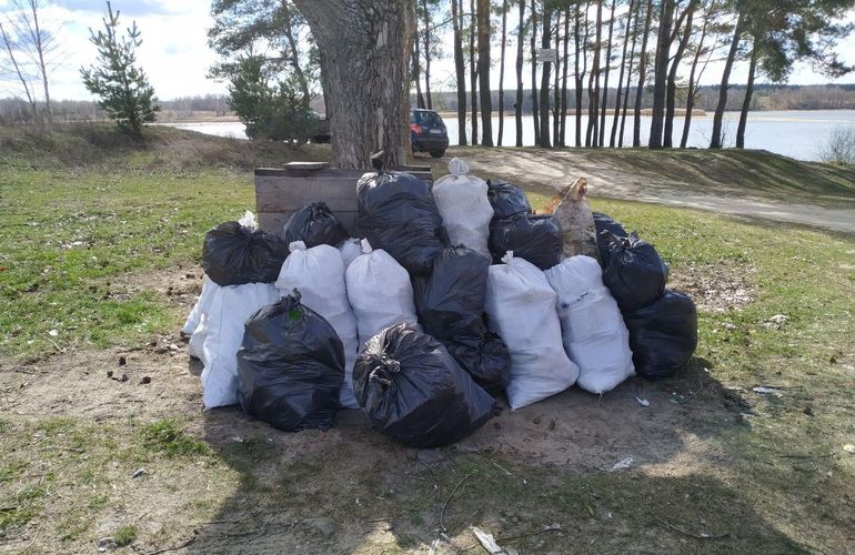С берега Тетерева в пригороде Житомира собрали 40 мешков мусора. ФОТО