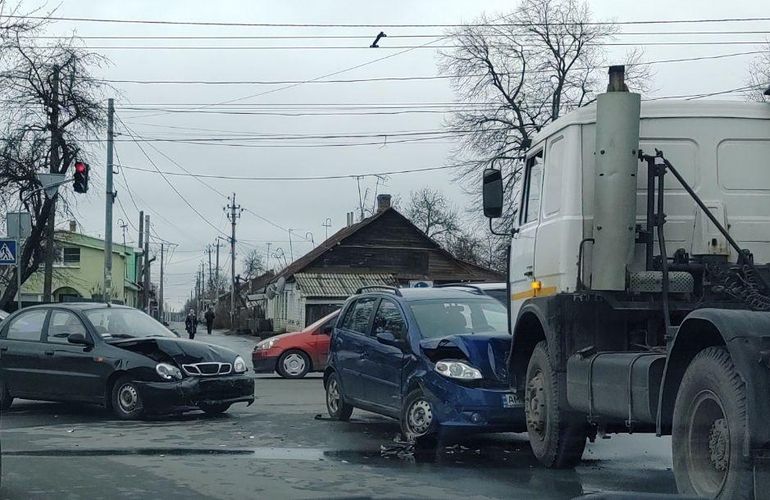 В Житомире на перекрестке столкнулись две легковушки и грузовик: фото с места ДТП