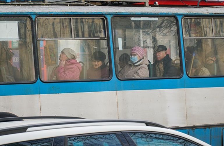 Чтобы пенсионеры сидели дома, в Житомире отменили льготный проезд в транспорте