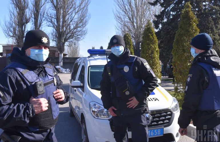 Медики подождут: все 6000 масок, которые привезли на Житомирщину, раздадут полиции