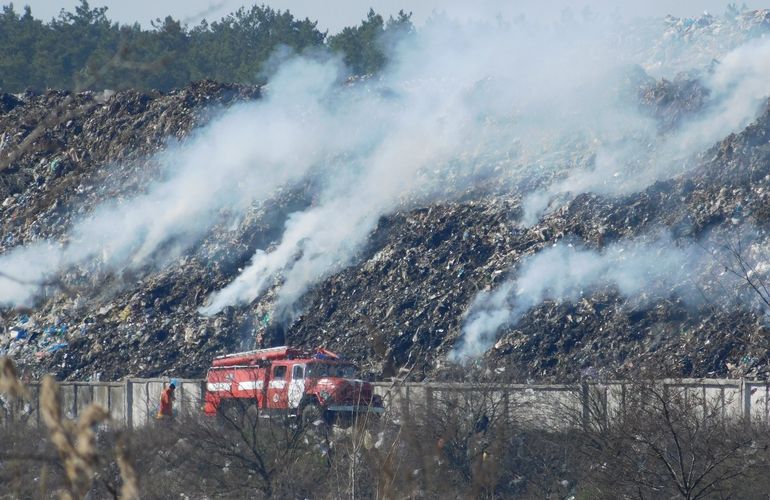 Под Житомиром до сих пор горит свалка, едкий дым несет на жилые дома. ФОТО