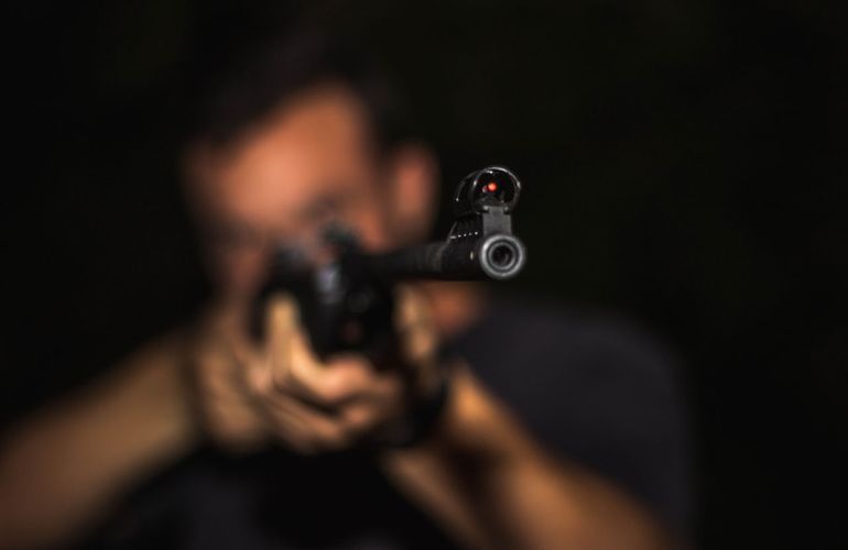 В Житомире мужчина открыл стрельбу из автомата по полицейским, которые приехали его задержать. ФОТО