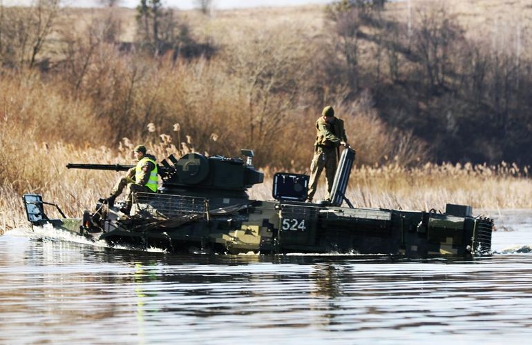 Будущие десантники на БТР форсировали реку под Житомиром. ФОТО