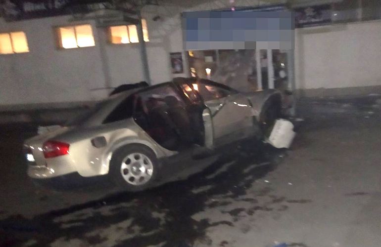 В райцентре Житомирщины автомобиль влетел в магазин: один мужчина погиб. ФОТО