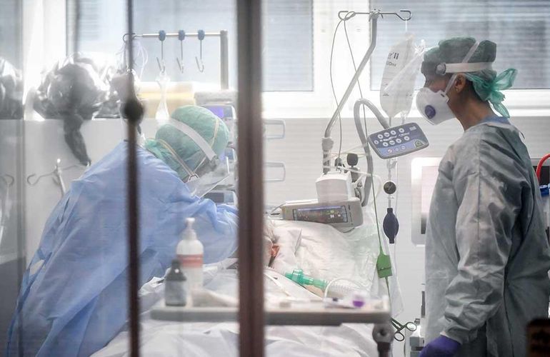 Нагрузка за пределами возможностей: в больнице Житомира один врач помогает 20-30 COVID-больным