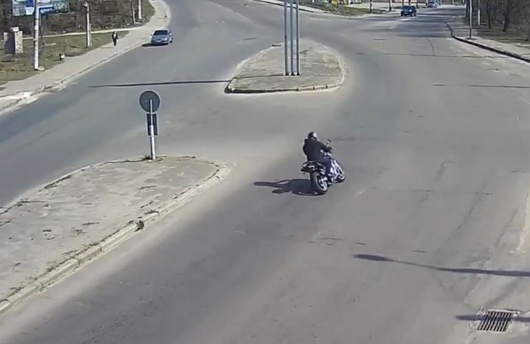 В Житомире мотоцикл на огромной скорости влетел в столб: момент попал на видео