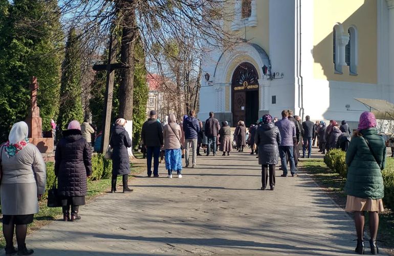 Православные празднуют Благовещение. Несмотря на карантин, житомиряне пришли в церковь. ФОТО
