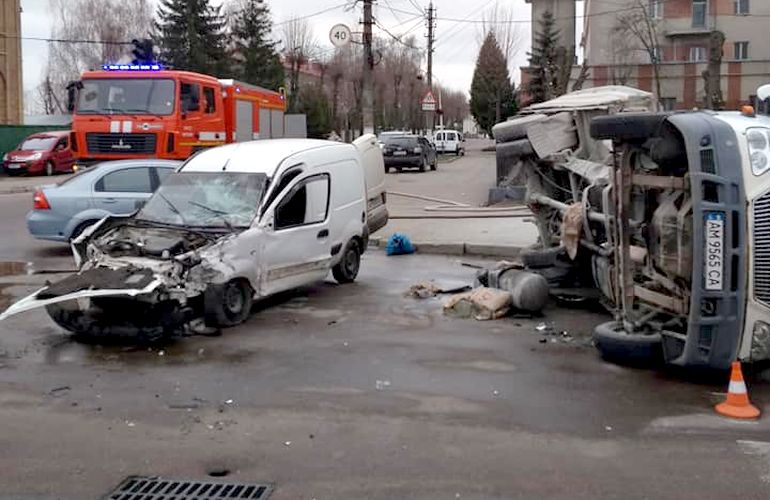 В Житомире на перекрестке произошло ДТП, есть пострадавшие. ФОТО