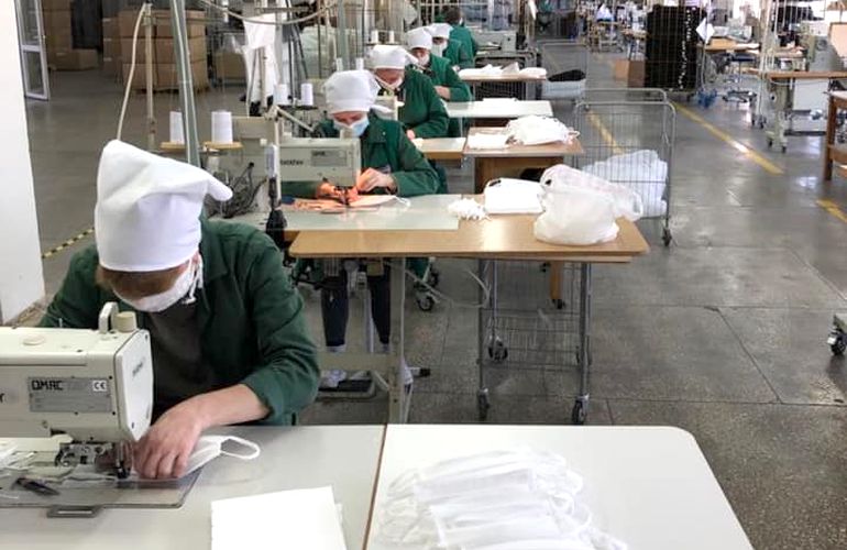 Житомирское предприятие переоборудовало один из цехов под производство защитных масок. ФОТО