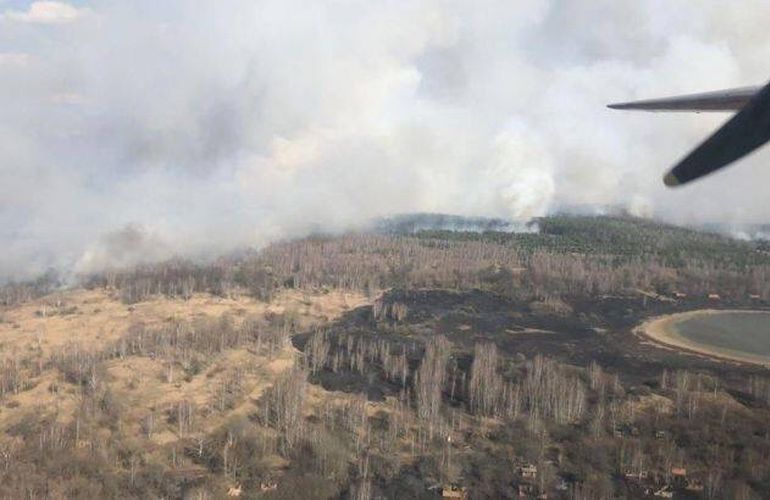 Масштабный лесной пожар на Житомирщине: к тушению привлекли авиацию
