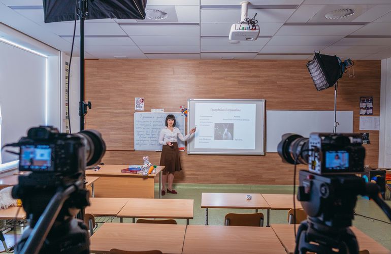 В Украине начала работу «Школа онлайн»: расписание уроков и где смотреть